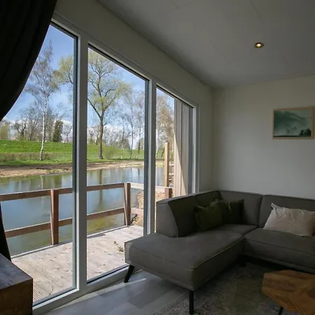 Recreatiepark En Jachthaven De Scherpenhof منتزه العطل