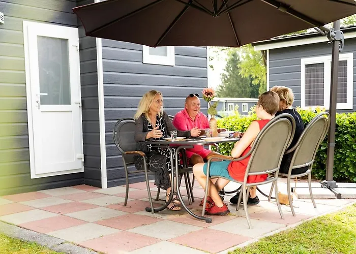 Semesterpark Recreatiepark En Jachthaven De Scherpenhof