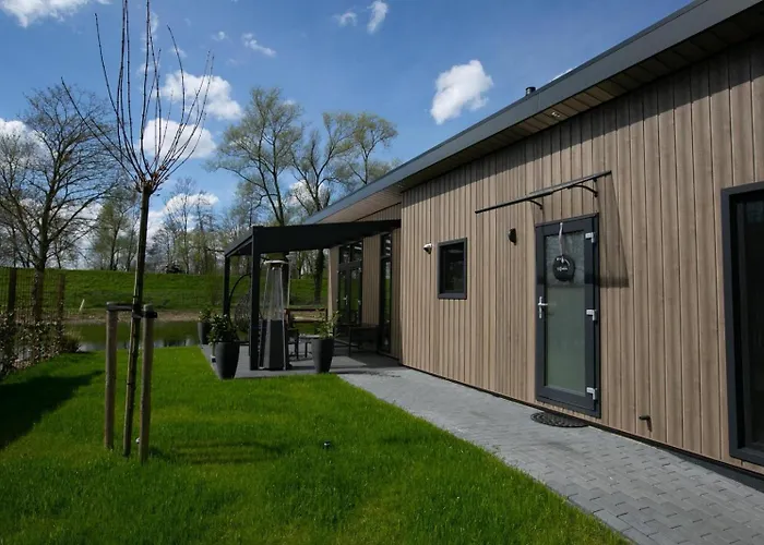 Semesterpark Recreatiepark En Jachthaven De Scherpenhof